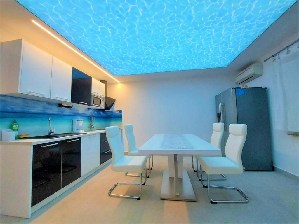 Kuchyňa alebo kuchynka v ubytovaní Beach Villa Baška