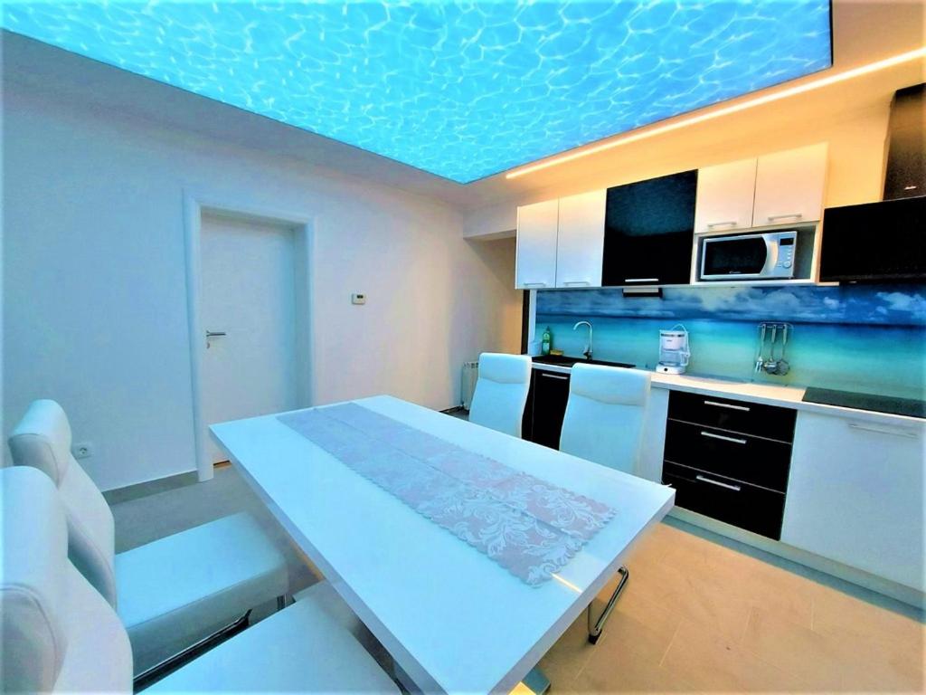 Kuchyňa alebo kuchynka v ubytovaní Beach Villa Baška