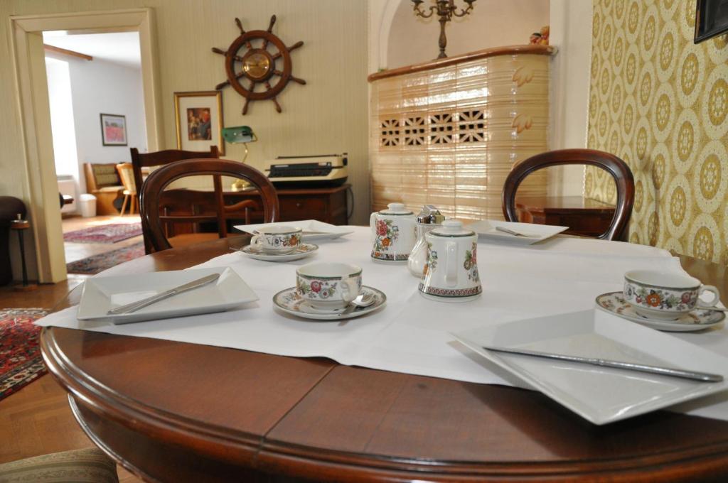 einen Tisch mit Tellern, Tassen und Küchenutensilien darauf in der Unterkunft Haus Weisses Lamm in Weitensfeld
