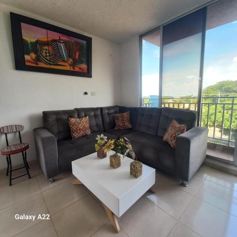 APARTAMENTO AMOBLADO - SIN AIRE ACONDICIONADO في فاليدوبار: غرفة معيشة مع أريكة وطاولة