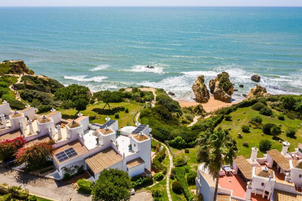 eine Luftansicht eines Hauses und des Ozeans in der Unterkunft Paradise Coastal Beach House in Porches