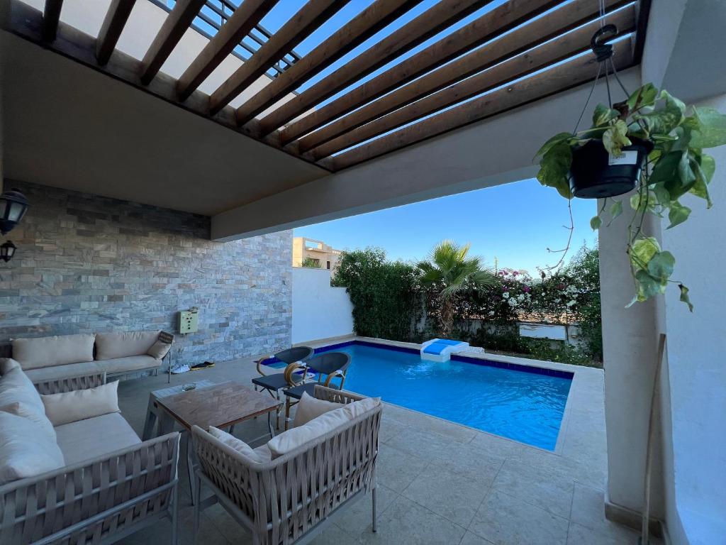 Bazén v ubytování Villa KUBA luxury private pool Hurghada nebo v jeho okolí