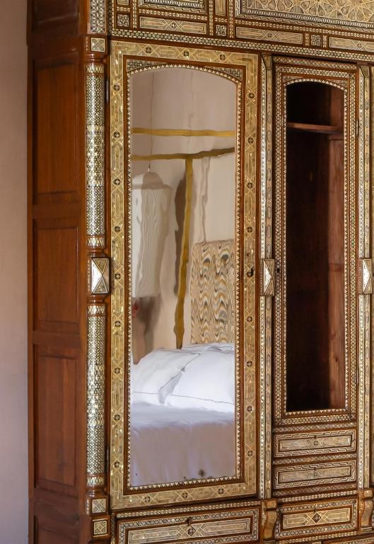 Postel nebo postele na pokoji v ubytování Riad Dar Al Dall - This Time Tomorrow in Marrakech