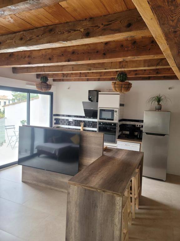 - une cuisine avec une table en bois dans une chambre dans l'établissement BEAU T3 AU COEUR DU CENTRE VILLE (205), à Narbonne