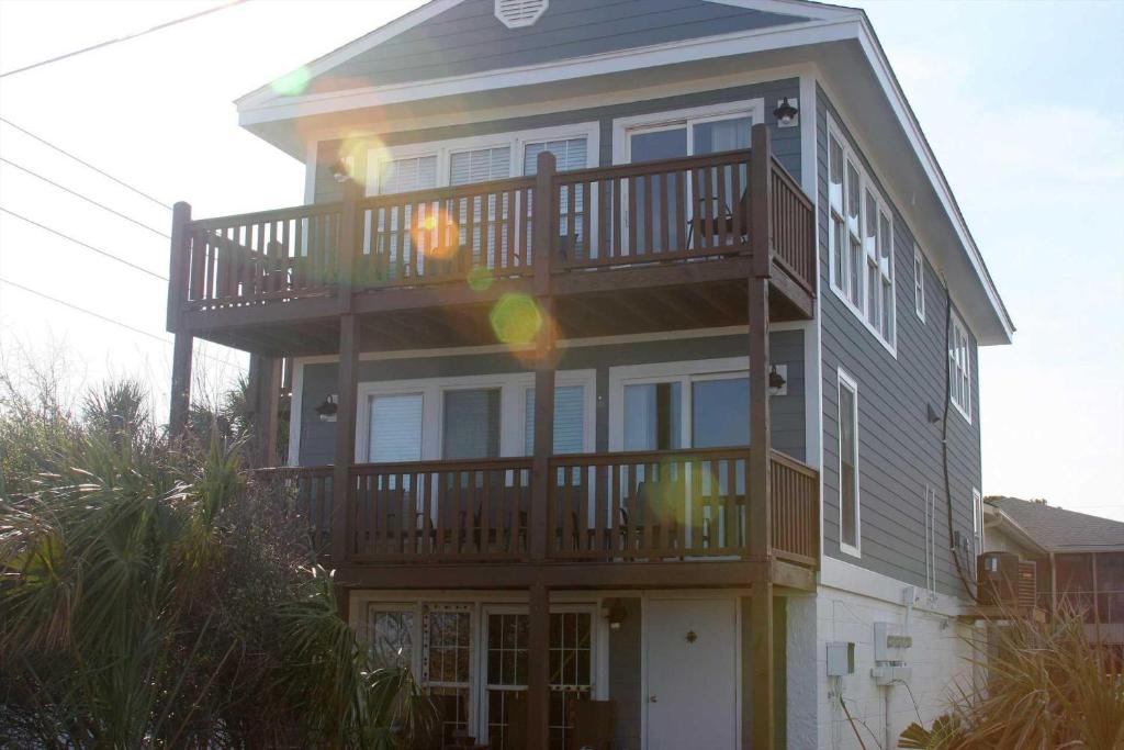 una casa grande con una terraza encima en Ocean front Rental 101-3, en Tybee Island