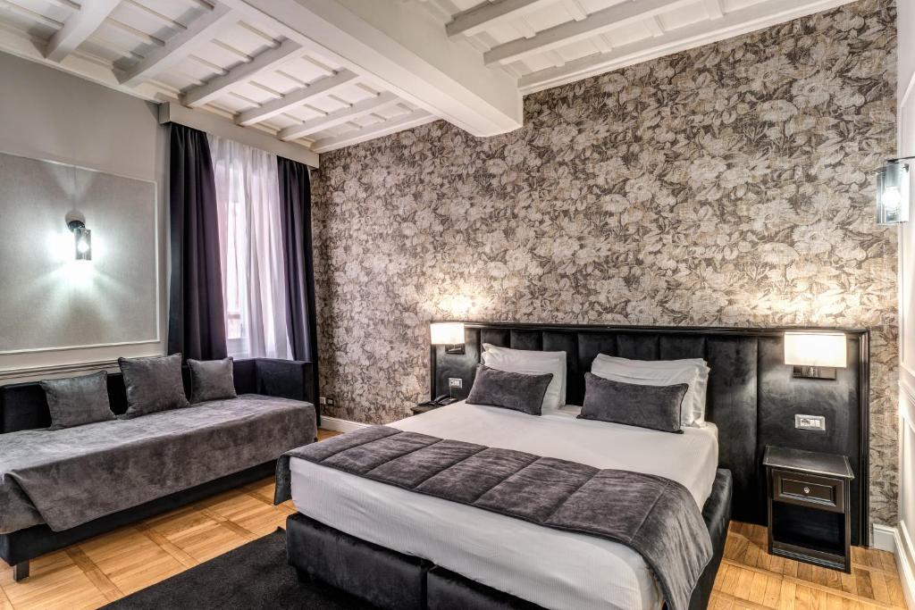 Una cama o camas en una habitación de Relais Fontana Di Trevi Hotel