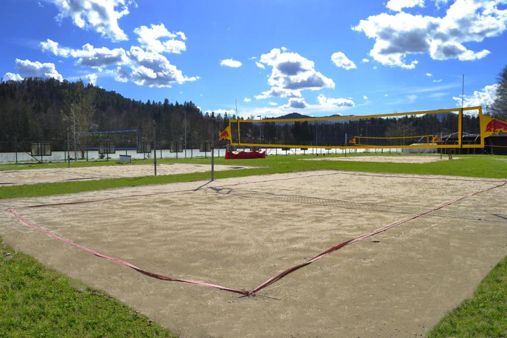 Tennis ja/või seinatennis majutusasutuses Suita beli Labod või selle läheduses