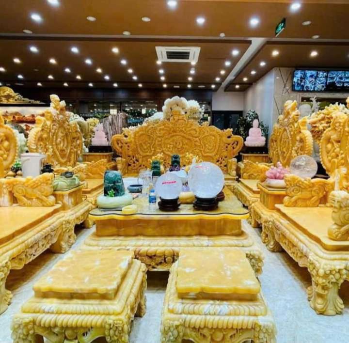 a store filled with lots of gold furniture and tables at Đá Quý Duyên Chiến in Tam Ðiệp