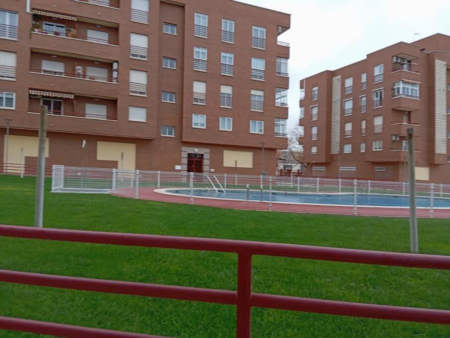 a view of a tennis court in front of a building at buen lugar trabajo y familiar in Ciudad Real