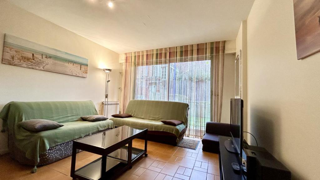 un salon avec un canapé et une table dans l'établissement Appartement pour 4 personnes proche mer, au Crotoy