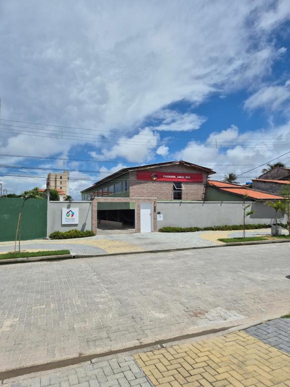 un aparcamiento vacío frente a un edificio en Pousada Arco Iris Fortaleza en Fortaleza