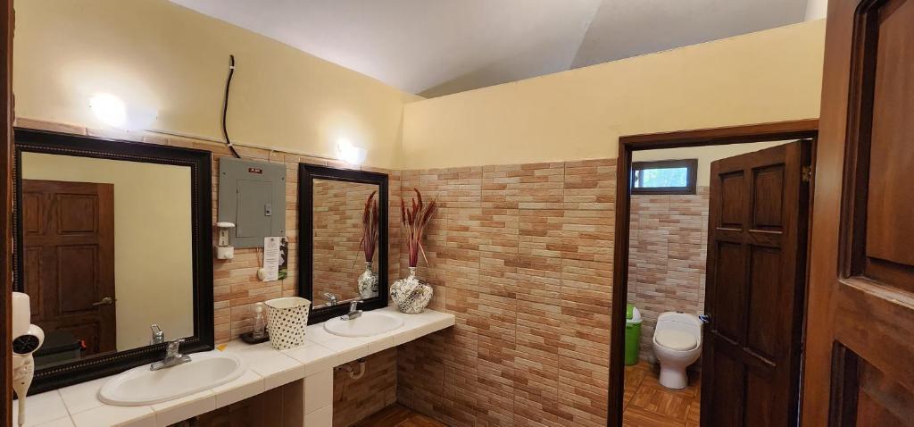 La salle de bains est pourvue de 2 lavabos et de toilettes. dans l'établissement Casa Guadalupe, à Sipacate