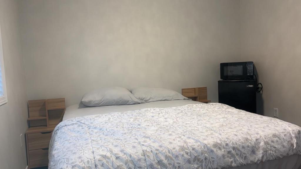 Postel nebo postele na pokoji v ubytování Bright Queen Room close to Sheridan College and Airport
