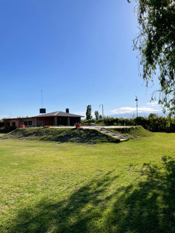 un grande prato con un edificio sullo sfondo di Casa Encanto Latribu a Rodeo de la Cruz