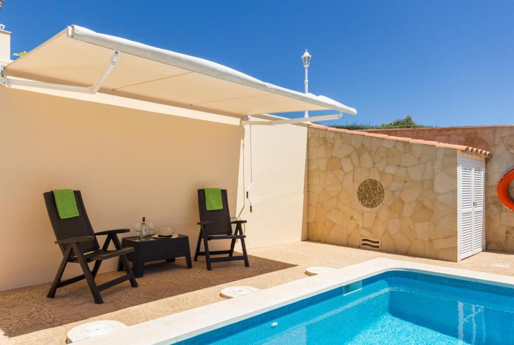 Bazén v ubytování Villa Sol Menorca nebo v jeho okolí