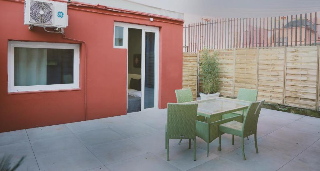 patio ze stołem i krzesłami obok budynku w obiekcie B&B La Cassa Armonica w mieście Pozzuoli