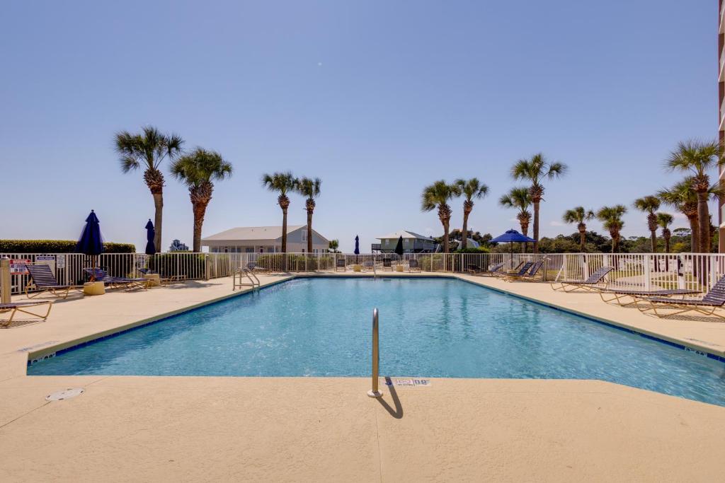 Der Swimmingpool an oder in der Nähe von Gulf Shores Condo with Balcony 2 Mi to Fort Morgan!