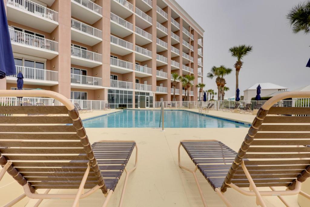 Der Swimmingpool an oder in der Nähe von Gulf Shores Condo with Balcony 2 Mi to Fort Morgan!
