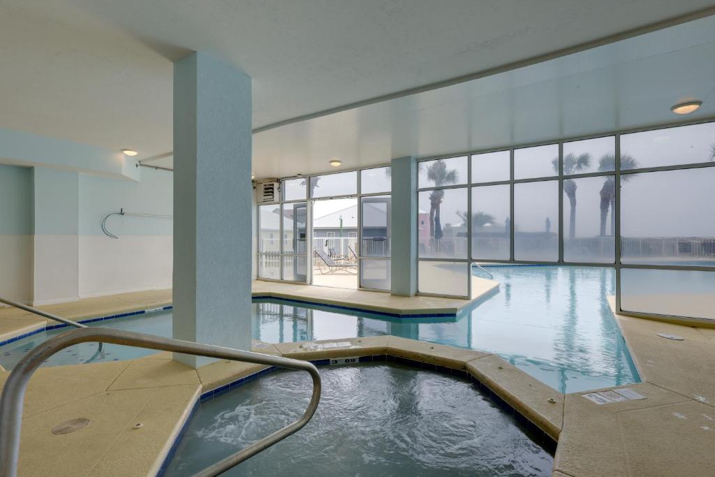 Der Swimmingpool an oder in der Nähe von Gulf Shores Condo with Balcony 2 Mi to Fort Morgan!