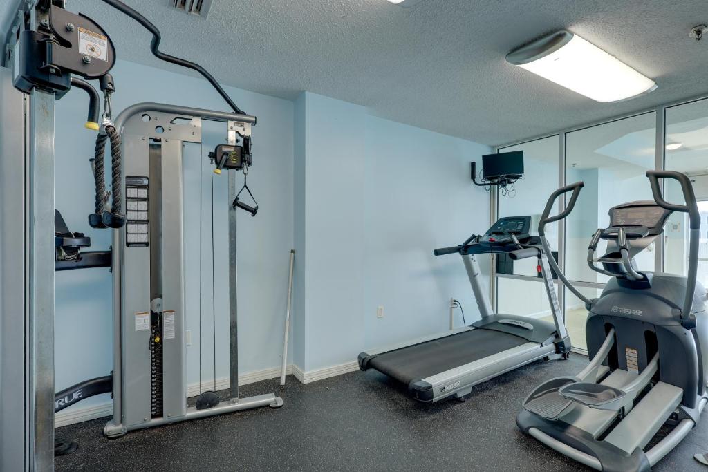 Das Fitnesscenter und&#47;oder die Fitnesseinrichtungen in der Unterkunft Gulf Shores Condo with Balcony 2 Mi to Fort Morgan!