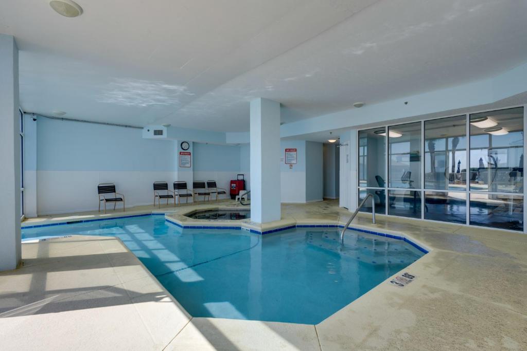 Der Swimmingpool an oder in der Nähe von Gulf Shores Condo with Balcony 2 Mi to Fort Morgan!