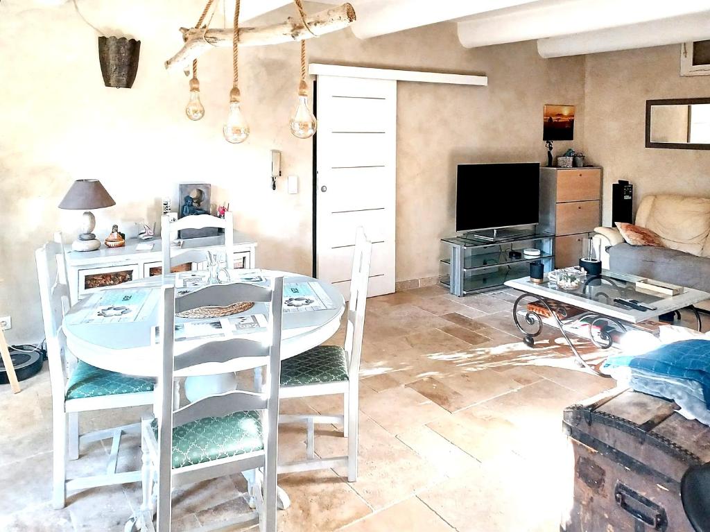 Televisyen dan/atau pusat hiburan di Appartement spacieux à Aix-en-Provence 100 m² avec hammam