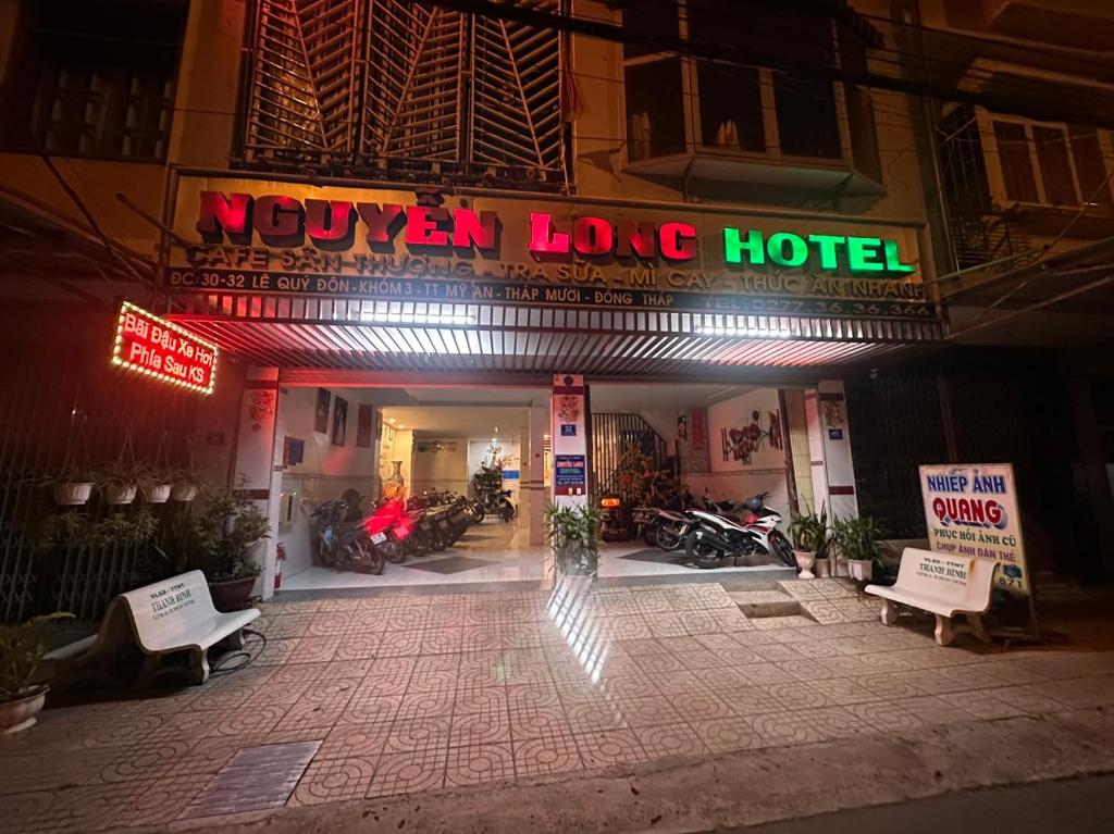 um hotel com uma placa que diz yun yuan hotel em KHÁCH SẠN NGUYỄN LONG em Ấp Tháp Mười