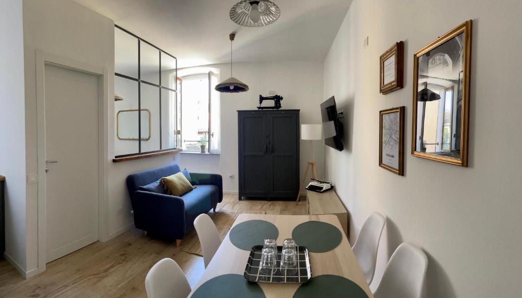 un soggiorno con tavolo e sedia blu di LaViDaViò Suite Room a Bergamo