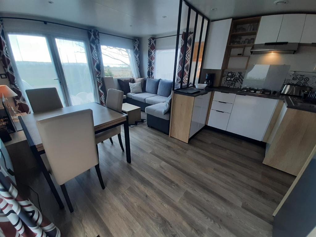 Kuchyň nebo kuchyňský kout v ubytování SERENITY 565 au Lac Des Rêves-camping 4 étoiles-mobil home 3ch-6pl-clim-sdb- wc séparé-au calme, belle vue sur le lac, sans vis à vis