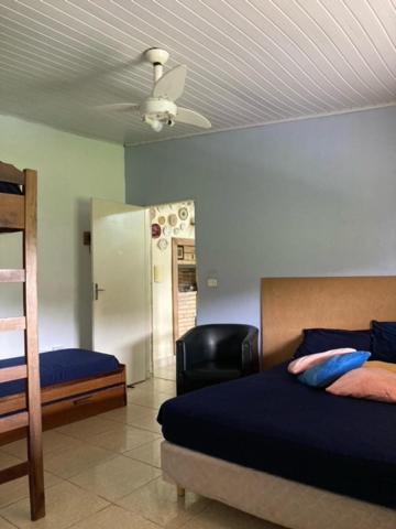 Schlafzimmer mit einem Bett und einem Deckenventilator in der Unterkunft Chácara Recanto do Sossego in Igaratá