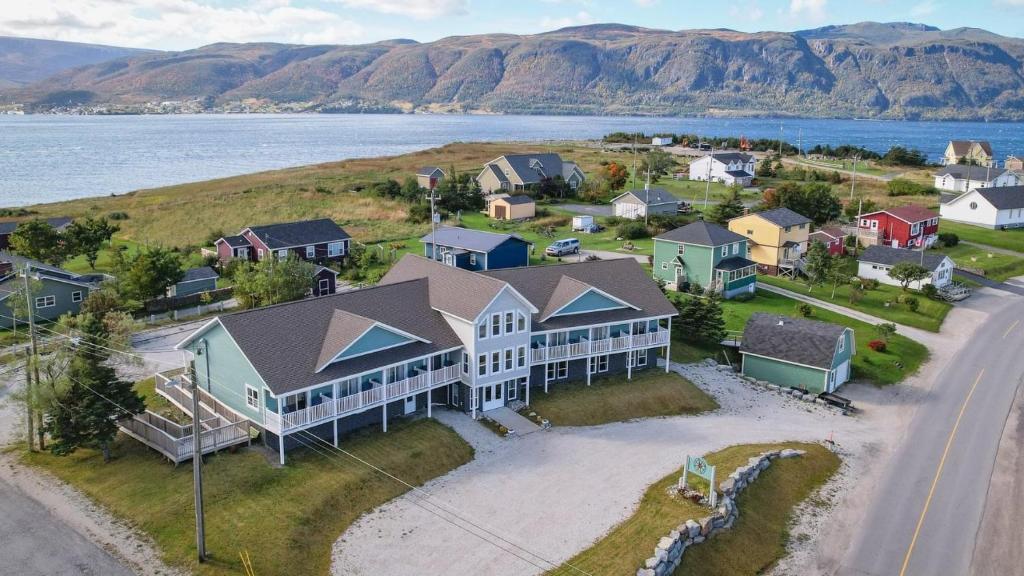 una vista aérea de una pequeña ciudad con casas en The Tides Inn, en Norris Point