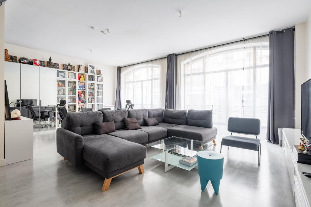 un salon avec un canapé et une table dans l'établissement Veeve - Halles Heaven, à Paris