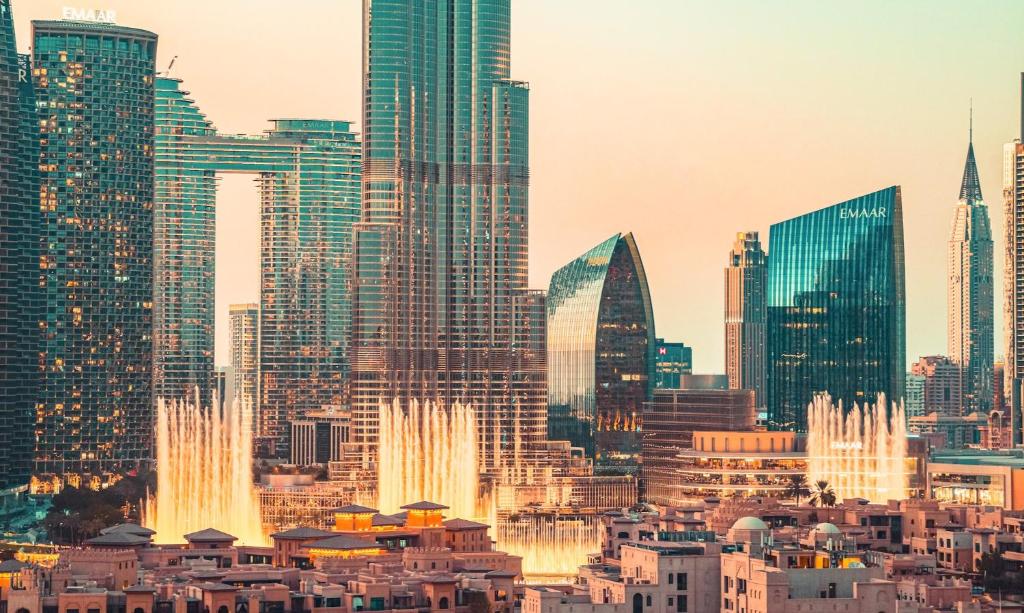 uma vista para o horizonte da cidade com uma fonte em Elite Royal Apartment - Panoramic Full Burj Khalifa, Fountain & Skyline view - Infinite em Dubai