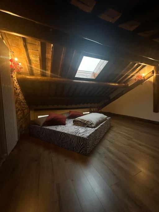 una camera con un letto in mansarda con finestra di Le Coccole a Vicenza