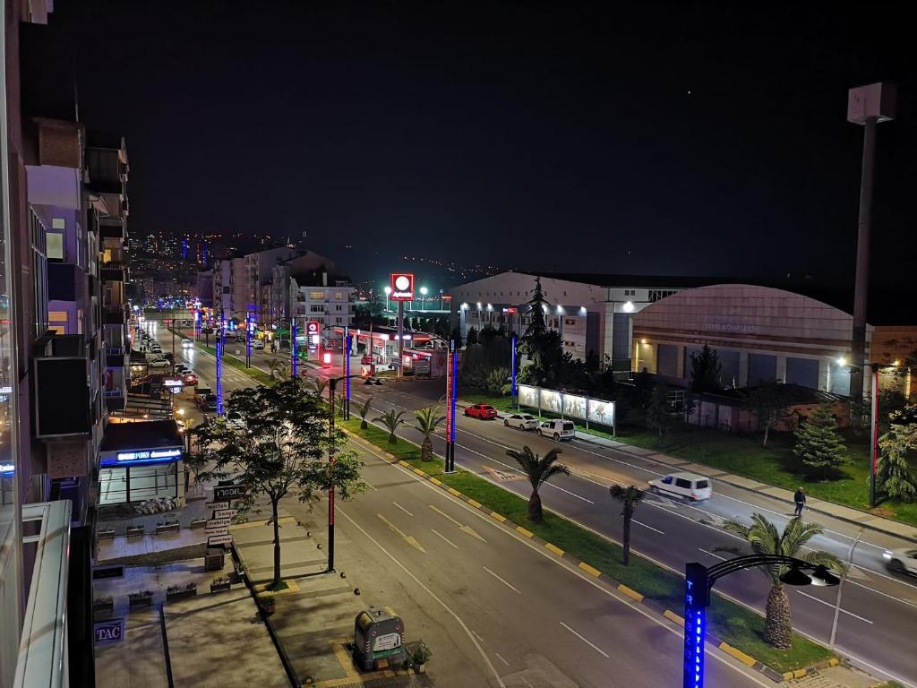 uma rua da cidade à noite com carros na estrada em Beşirli Luxury Apartments em Trabzon