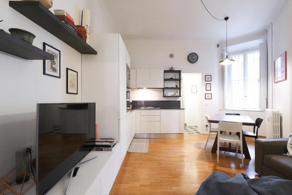 uma sala de estar com um sofá e uma mesa em Primopiano - Ugo Bassi em Milão