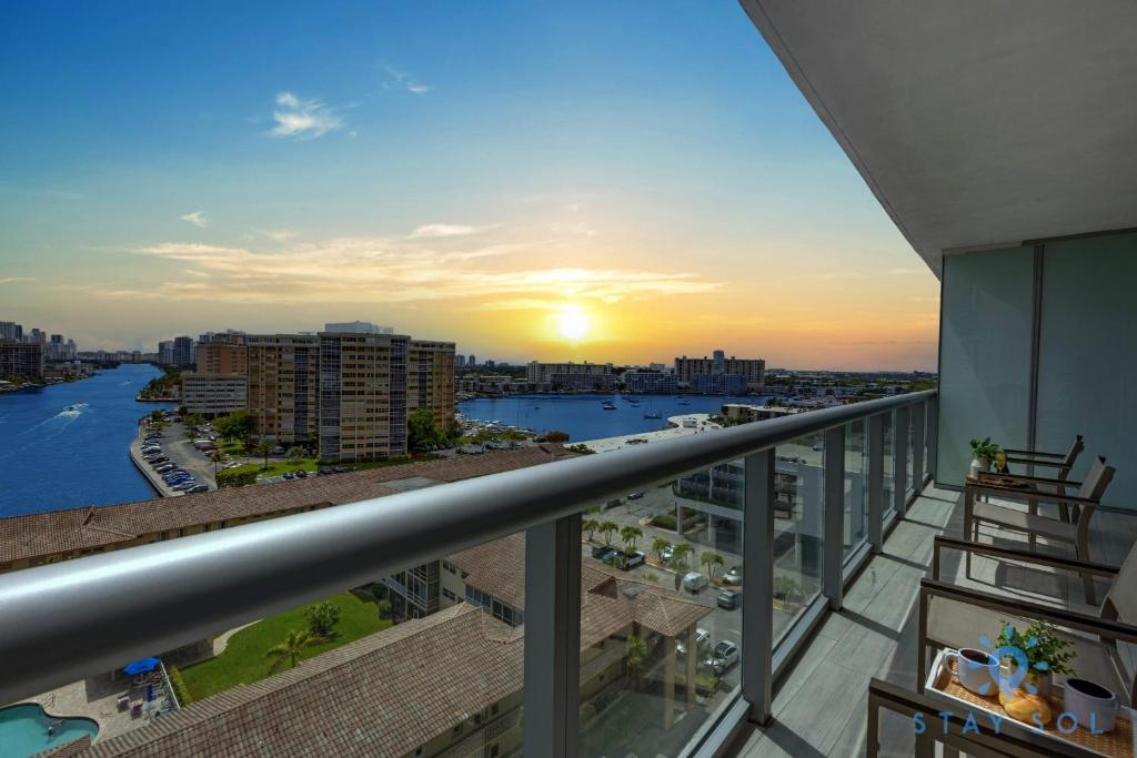 desde el balcón de un edificio con vistas al río en Infinite View Balcony with Gym, Pool and Near Beach, en Hallandale Beach