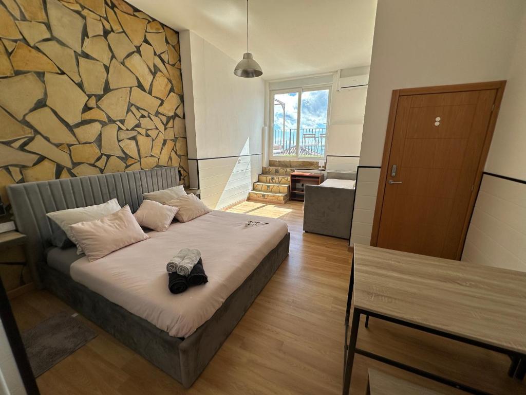 Posteľ alebo postele v izbe v ubytovaní Rooms in Seafront Villa