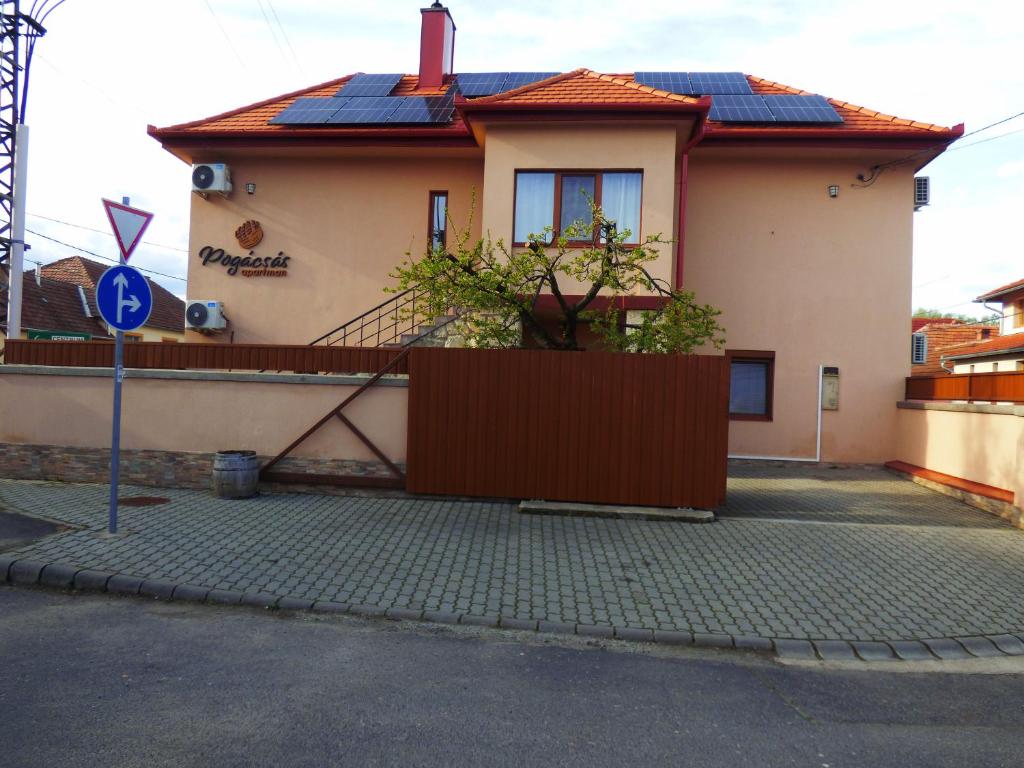 une maison avec des panneaux solaires sur le toit dans l'établissement Pogácsás Apartman, à Tokaj