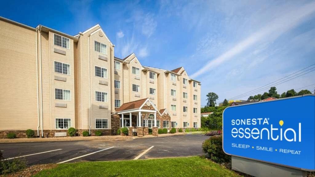 Un hotel con un cartel delante de un edificio. en Sonesta Essential Morgantown, en Morgantown
