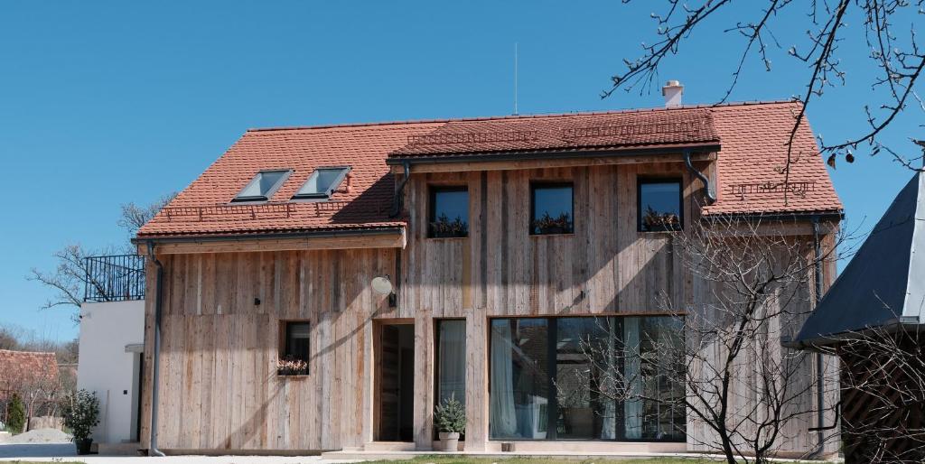una casa in legno con tetto rosso di Szarata204 