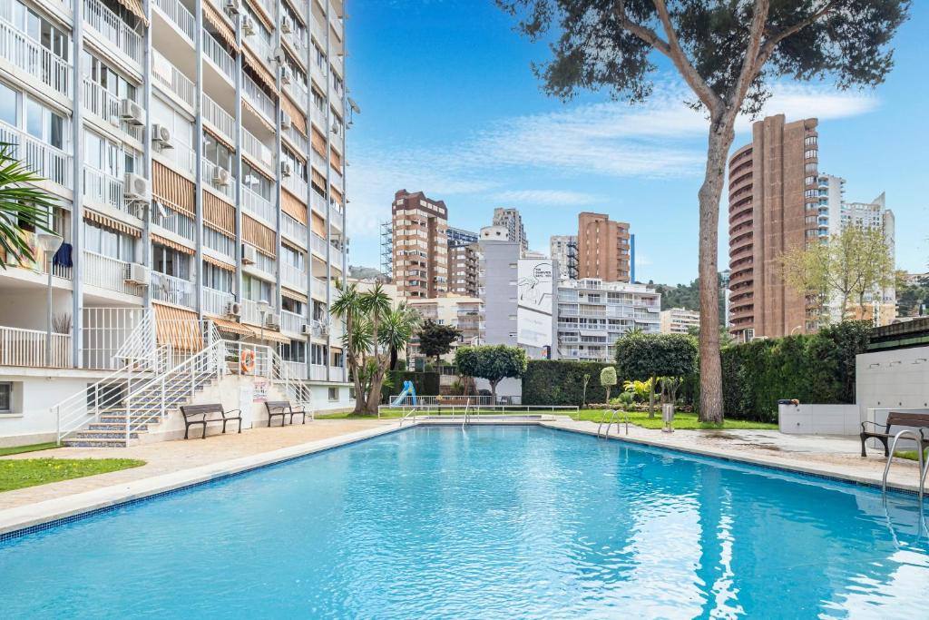 una piscina en medio de un edificio en Albatros 2-6 Estudio Levante Beach, en Benidorm