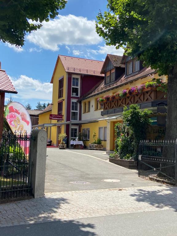 a street in a town with a gate and buildings at Gästehaus - Kretschmannshof in Oberasbach