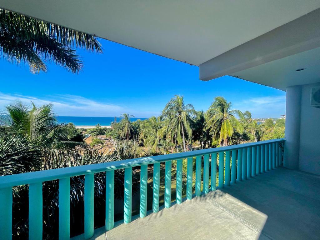 ein Balkon mit Blick auf das Meer in der Unterkunft Siete Mares in Brisas de Zicatela