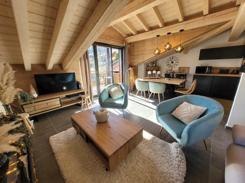 un salon avec un canapé et une table basse dans l'établissement Séjour cocooning aux Gets: 3 chambres, balcon, parking, Wi-Fi - FR-1-598-156, aux Gets