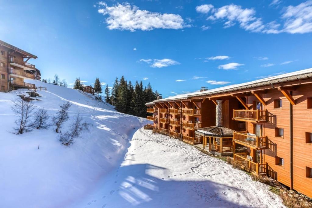 une cabane en rondins dans la neige recouverte de neige dans l'établissement Résidence Le Roselend - maeva Home - Appartement 3 Pièces 6 Personnes - Sélection MAE-0980, à Bourg-Saint-Maurice