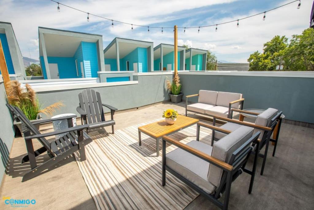 Un patio con sillas y una mesa en un balcón. en Euclid, en Salt Lake City