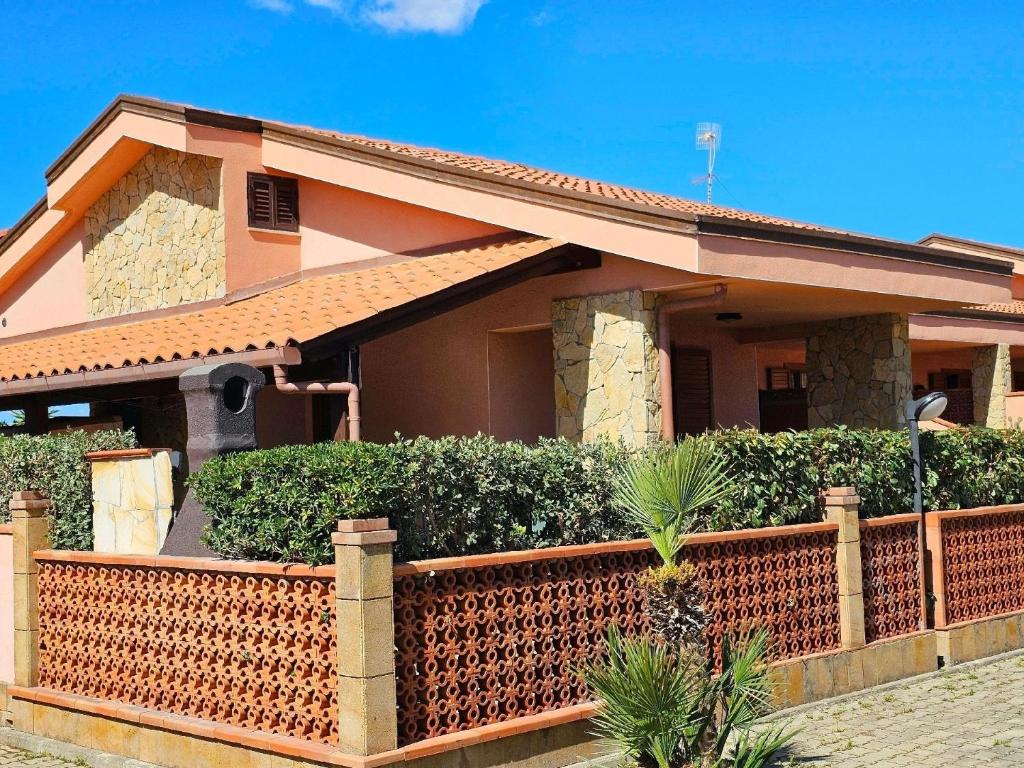 een huis met een hek ervoor bij Helle editerrane Villa mit terrasse und garten nur 50 meter vom meer entfern - b57501 in Cefalù