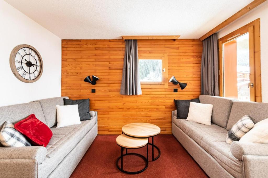 un salon avec un canapé et une table dans l'établissement Quartier Crève Cœur - maeva Home - 2 Pièces 5 Personnes Sélection MAE-2001, à Valmorel