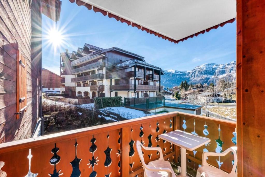 ein Balkon mit Blick auf ein Haus in der Unterkunft Résidence Les Fermes du Soleil - maeva Home - Appartement 3 Pièces 6 Personnes - Sélection MAE-1543 in Arâches-la-Frasse